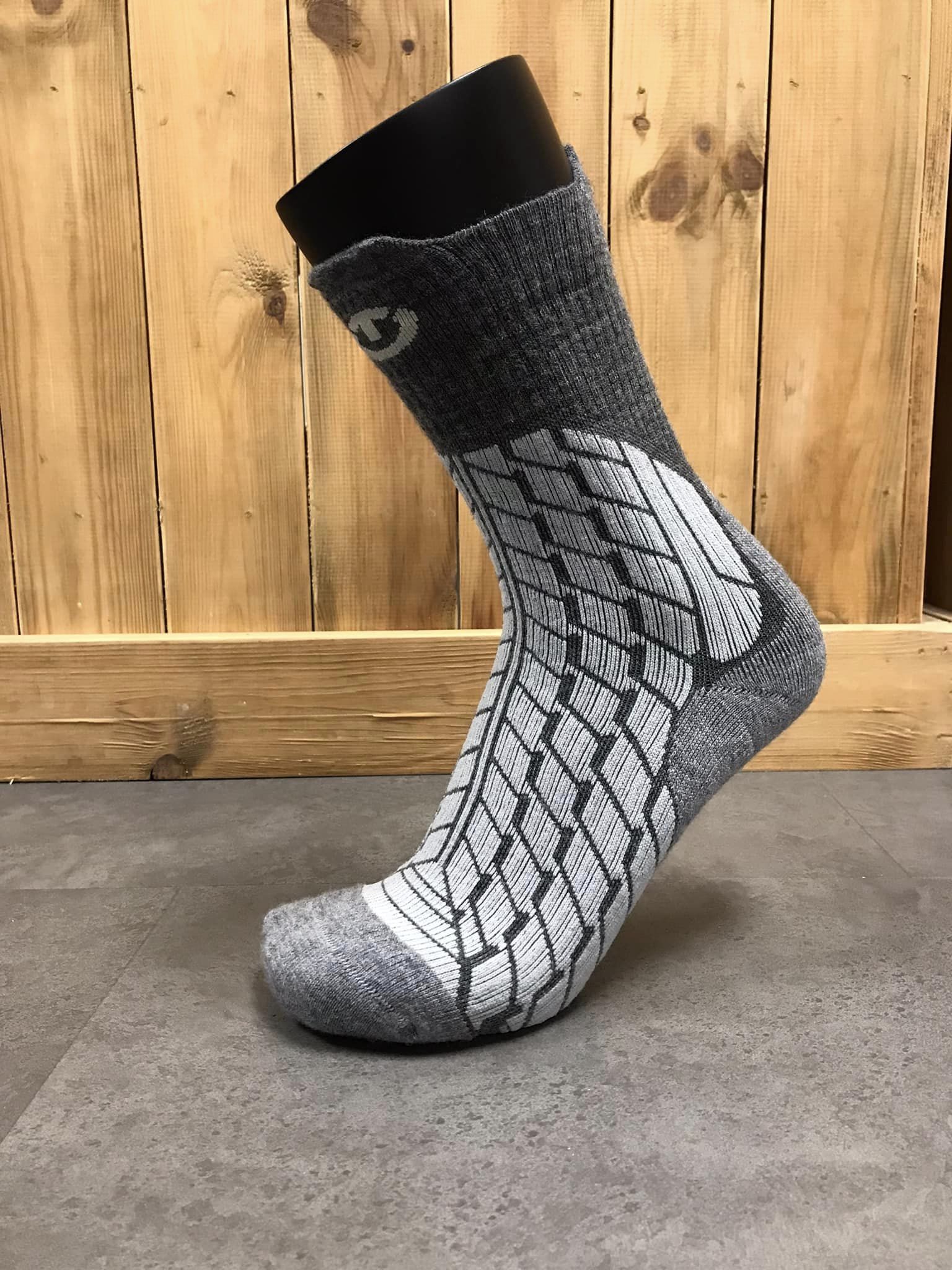 Chaussette de randonnée haute et chaude grise Therm-ic