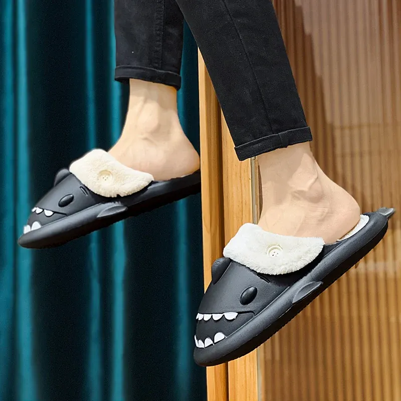 Pantoufles Requin Noir Polaire – Image 2