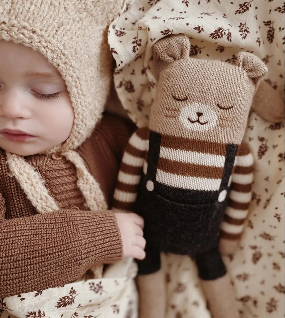 Grand doudou Lapin | Salopette noire – Main sauvage – Image 3