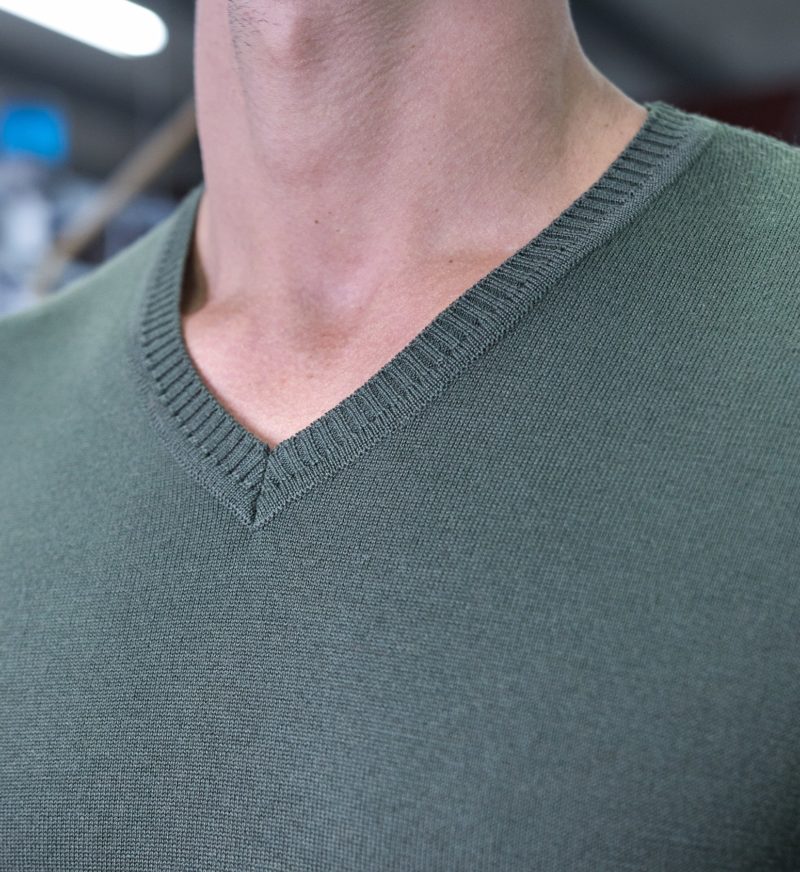 Pull Royal Mer uni col V Kaki – CHARLES – Image 3