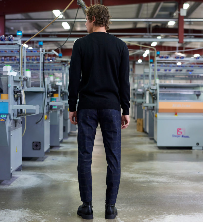 Pull Royal Mer uni col rond Noir – MATHIS – Image 4