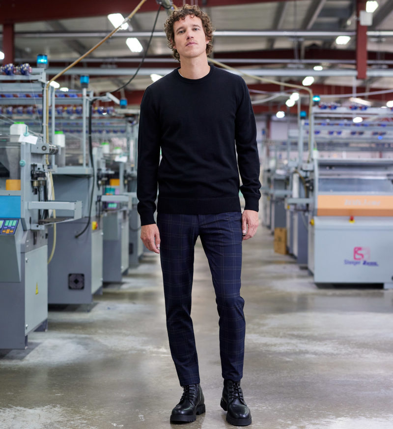 Pull Royal Mer uni col rond Noir – MATHIS