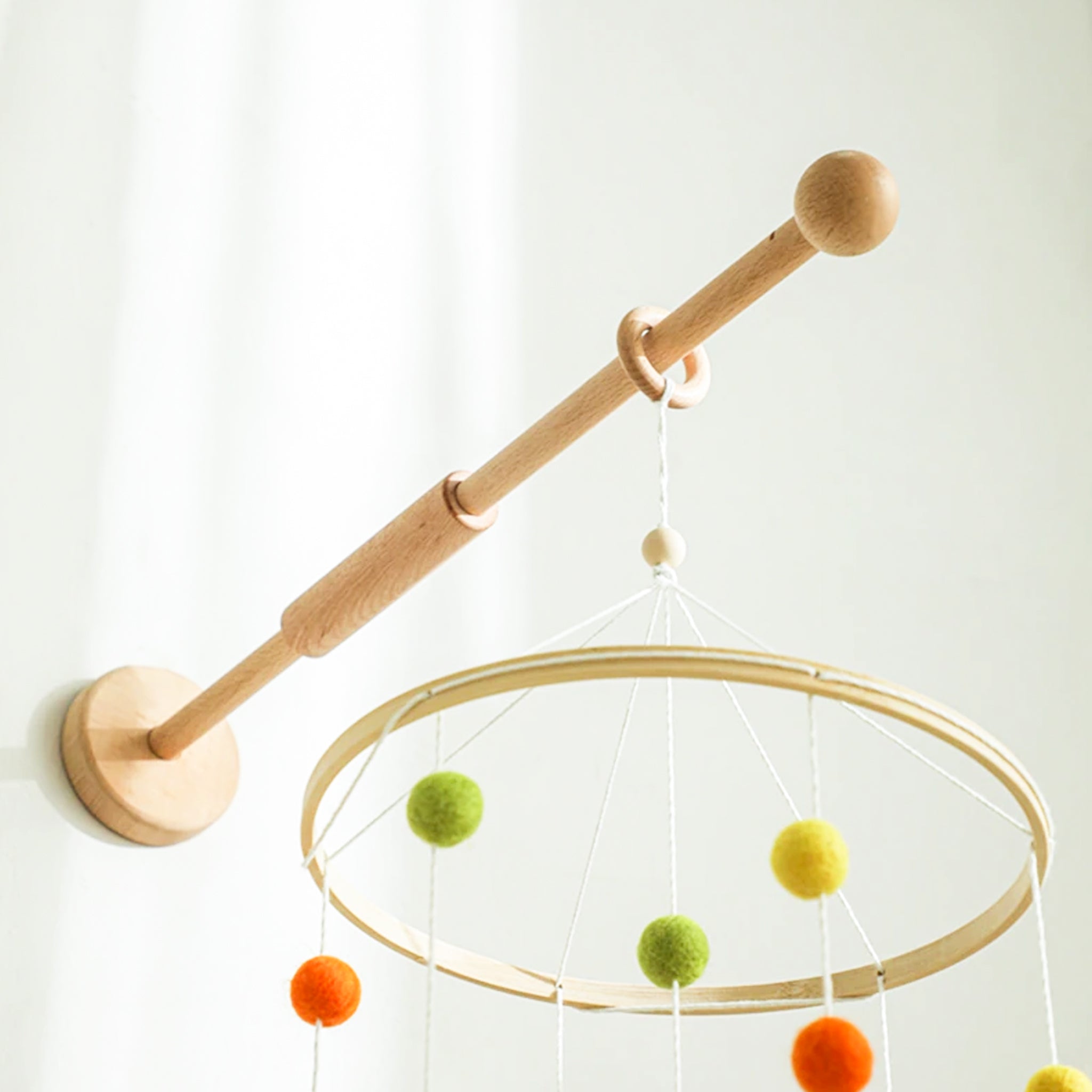 Support mobile bébé en bois rond