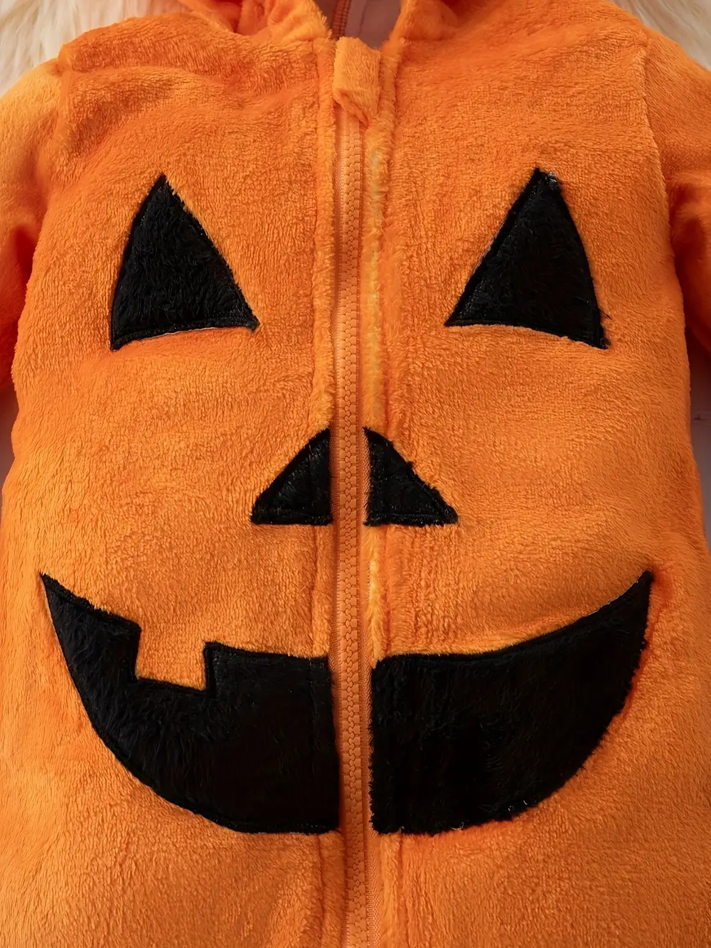 Combinaison bébé fille motif citrouille avec capuche et détails 3D festifs – Image 4