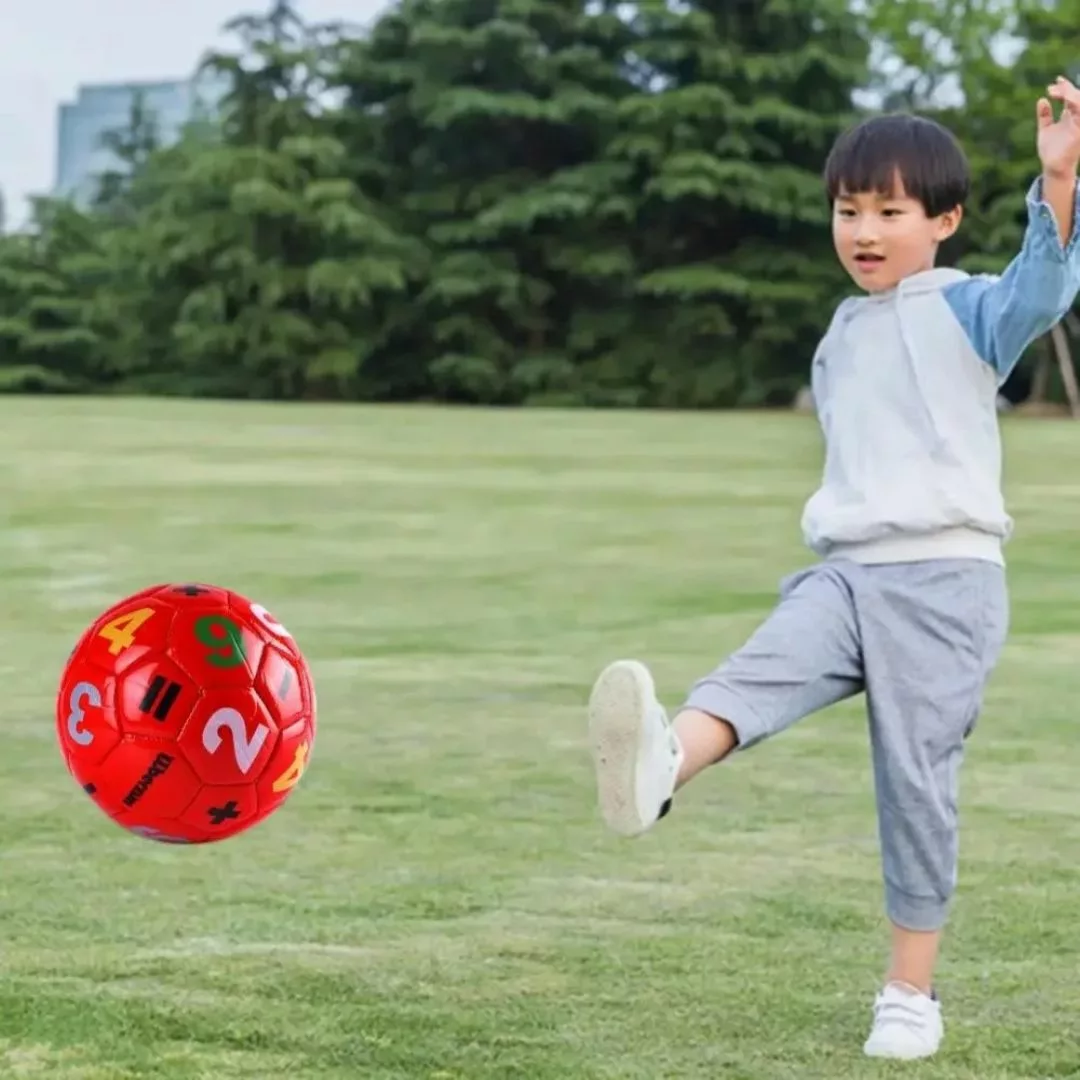 Ballon de foot enfant – Idéal pour débuter le football – Léger, résistant et facile à contrôler – Image 2